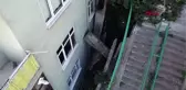 Üzerine istinat duvarı çöken binada yaşıyorlar