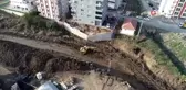 İstinat duvarı ve bahçesi çöken binada risk devam ediyor..Evlerine giremiyorlar