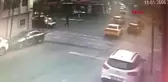 Şişli'de yasak yola giren taksicinin motosikletliye çarptığı kaza kamerada