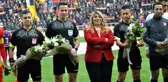Kayserispor Başkanı Berna Gözbaşı, öğretmen hakemlere çiçek verdi