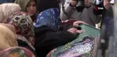 Cinayete kurban giden Ayşe Tuğba'nın cenazesi kadınların omzunda taşındı