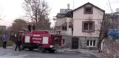 Kiracısının oturduğu evini ateşe verip kayalıklara çıktı