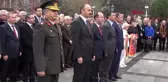 Kurtuluş töreninde dağıtılan şekerlemeleri almak için çabaladılar