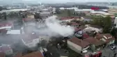 Samanlıkta başlayan yangın eve sıçradı, garajdaki aracı komşular kurtardı