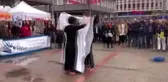 Bu kez şiddete uğrayan kadınları için performans sergilediler