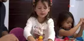 6 dil bilen minik Maya ve Lara kardeşler görenleri hayrete düşürüyor