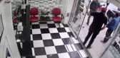 Dövizcide bir kişiyi defalarca bıçaklayan kişi bu kez iki kardeşi bıçakladığı gerekçesiyle...