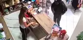 Soyguncu kılığına girip eski sevgilisine ateş açtı!