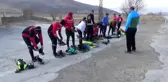 Milli forma için Yüksekova'nın dik yamaçlarına tırmanıyorlar