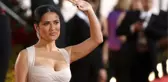 53 yaşındaki yıldız oyuncu Salma Hayek, kalça pozuyla nefes kesti