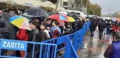 Sultangazi'de yağmur altında metrelerce uzunluğunda çiğ köfte kuyruğu