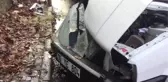 Servis aracı ile otomobilin çarpışması sonucu 2 kişi yaralandı