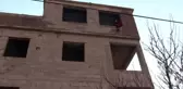 Kızının eve dönmesi için inşaata çıkan kadını polis kurtardı