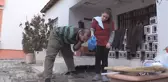 Tek koluyla topladığı hurdaları satarak 7 kişilik ailesini geçindiriyor