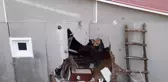 Dağdan kopan devasa kaya evi deldi, içeri girdi