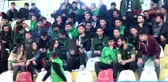 Denizli sigarayla mücadeleye başlatan taraftarlar, kaleye sigara paketi fırlattı