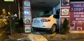 Dükkana giren otomobil ortalığı savaş alanına çevirdi