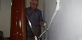 Mucit öğretmen, sobaya döşediği tesisat ile tüm evini ısıtıyor