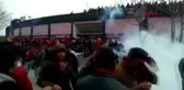 Çorum-olaylı maçta taraftarlardan bazıları halatla tribüne tırmanmış