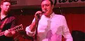 Türkücü Mahmut Tuncer şiddet mağduru kadınlar için düzenlenen yardım konserinde rock söyledi