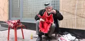 90 yaşındaki dede gözlük kullanmadan şemsiye tamir ediyor