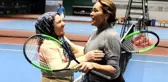 Hülya Avşar, tenis turnuvasında 67 yaşındaki Durdu Teyze ile maça çıktı