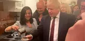 Şarkıcı Eylem, İngiltere Başbakan'ı Boris Johnson'a Türk kahvesi ikram etti