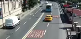 İstanbul-beşiktaş'ta otobüsün çarptığı motosikletlinin metrelerce sürüklendiği kaza kamerada