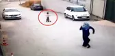Kızını kurtarmak için peşinden koşan annenin yüreği ağzına geldi