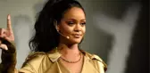 Şarkıcı Rihanna, göğüslerini sallayarak dans etti
