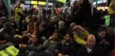 Hollanda'da iklim protestocuları havaalanını işgal etti