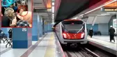 Metroda bir kadın, başörtülü kadınlara hakaret edip saldırdı