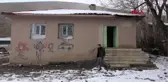 Hakkari onardığı eski köy okulunda miniklere eğitim veriyor