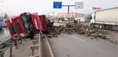 Hurda yüklü tır devrildi, sürücü yaralandı