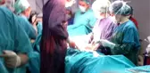 Doğum sırasında ebenin ve doktorun tutamadığı bebek yere düşerek öldü