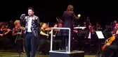 Emre Altuğ, sanat hayatının 20. yılını konserle kutladı