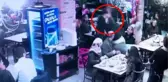 Yanlışlıkla bebek arabasına çarpan 17 yaşındaki garsona tekmeli yumruklu saldırı anı kamerada