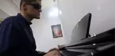 Görme engelli çocukları için ailece müzisyen oldular