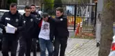 Boşanmak isteyen eşine saldıracaktı, son anda yakalandı