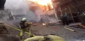 Fatih'te alev alev yanan ahşap bina çöktü