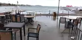 Kadıköy'de sahildeki çay bahçesini lodos nedeniyle su bastı