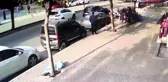 Otomobilde yanında oturan kadını ağzından bıçakladı - Güvenlik kamerası