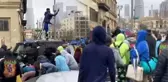 'Paylaşma mevsimi' notuyla paylaştı! ABD'li ünlü rapçi, sokakta para saçtı