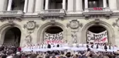Paris operası greve kuğu gölü'yle destek verdi