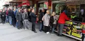 80 milyonluk büyük ikramiyenin hayalini kuranlar bayilerin önünde kuyruk oluşturdu