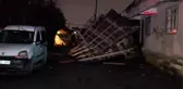 Ümraniye'de tek katlı evin çatısı uçtu