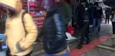 Yağmur ve soğuktan etkilenen üç köpeği battaniyeyle ısıttılar