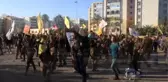 Iraklı protestocular, ABD Büyükelçiliğinin bir kapısını daha ateşe verdi