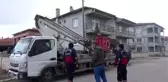 Elektrik direğinde mahsur kalan kedi, itfaiye ekiplerince kurtarıldı