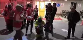Hastanede tedavi gören çocuklara ve yaşlılara yılbaşı sürprizi